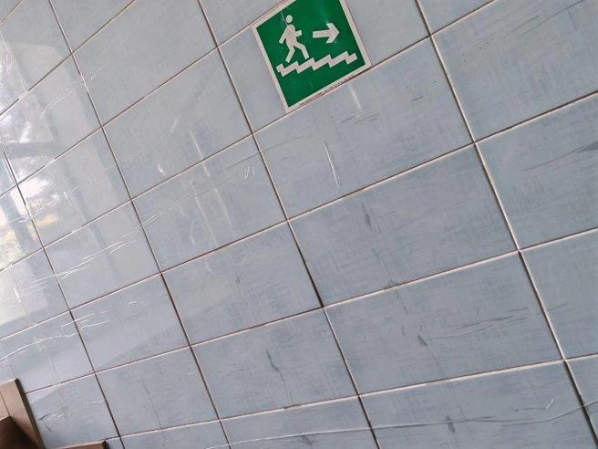 Сибирячку особенно возмутил скотч, якобы держащий эту плитку | Источник: читательница Татьяна