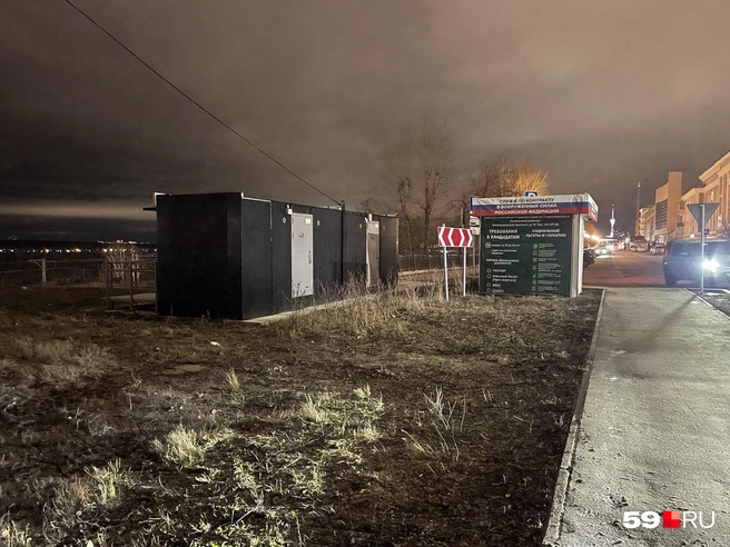 Площадка находится над обрывом за туалетами | Источник: читатель 59.RU