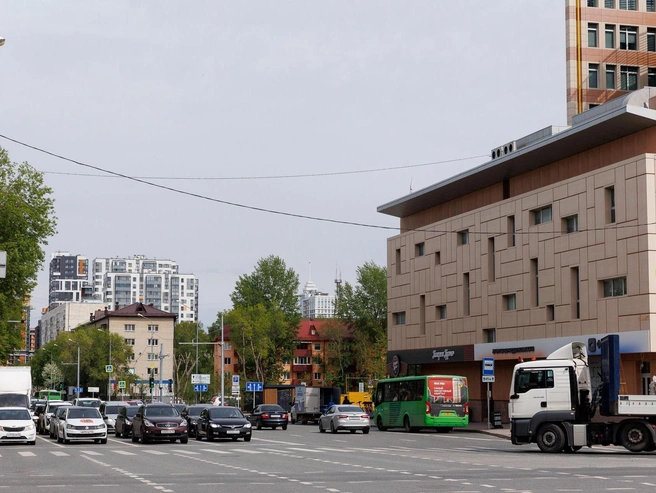 Еще недавно по правой стороне дороги стояли частные дома с огородами. | Источник: Ирина Шарова / 72.RU 