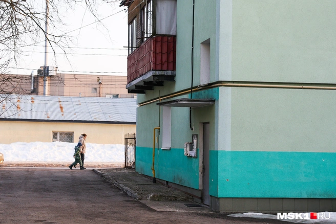 В районе можно встретить мам, которые гуляют вместе со своими детьми | Источник: Артем Устюжанин / MSK1.RU