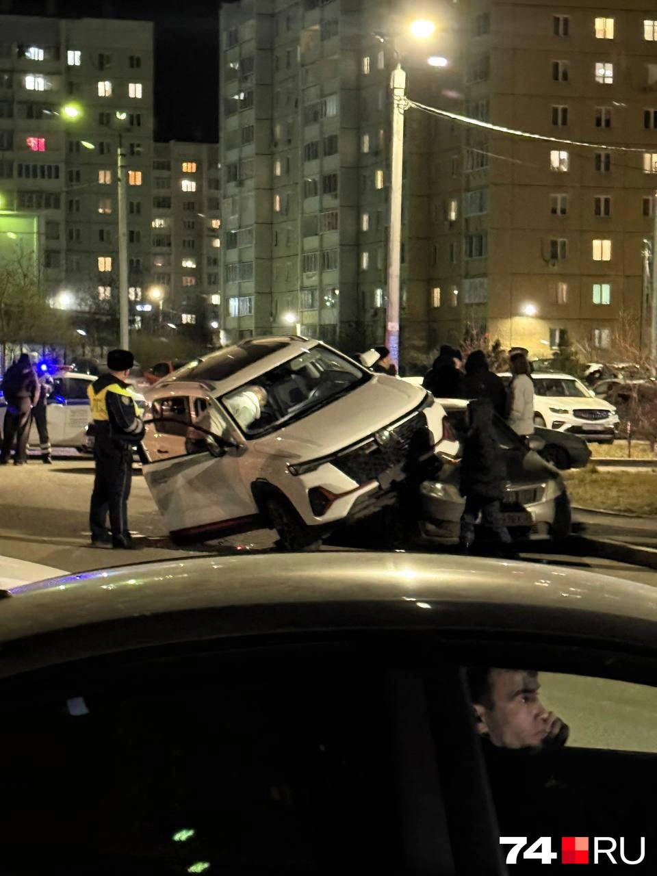 Водителя вытащили из машины и задержали | Источник: читатель 74.RU