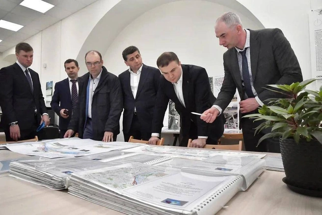 2023 год, Саркис Гогорян изучает проект набережной в Омске | Источник: пресс-служба губернатора Омской области