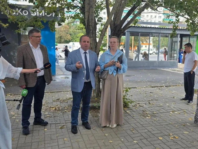 Чиновники не забыли взять с собой телекамеры для фиксации мероприятия. | Источник: Анна Меркушева, администрация Челябинска / max.ru