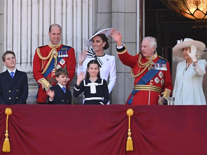 Мамина дочка: как принцесса Шарлотта копирует Кейт Миддлтон на Trooping the Colour (и это очень мило)