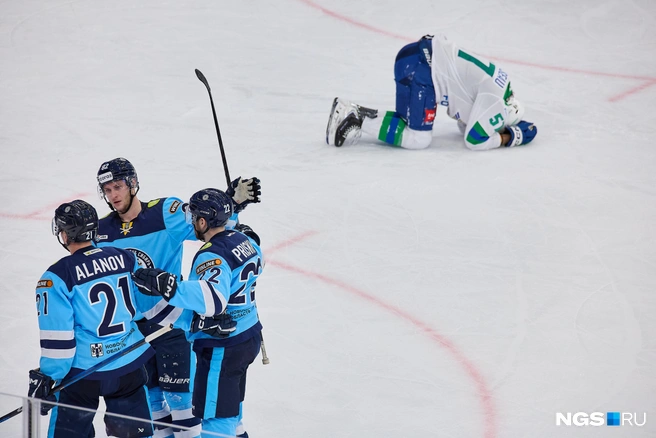 Кирилл Рассказов от ХК «Сибирь» забросил шайбу на шестой минуте 42-й секунде | Источник: Александр Ощепков / NGS.RU