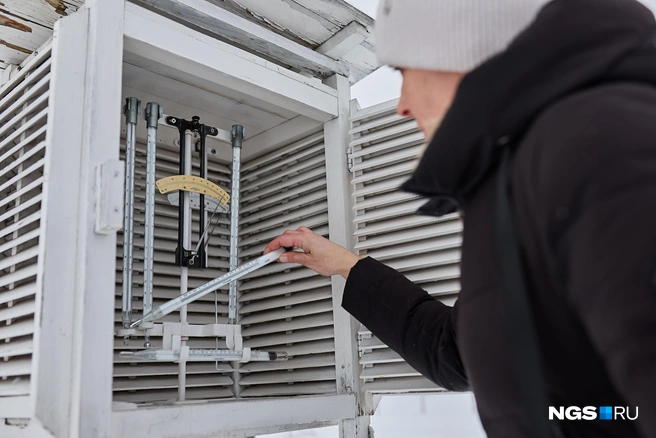 Часть приборов на станции ничуть не изменилась с советских времен. Например, чтобы узнать минимальную и максимальную температуру воздуха за сутки, используют два термометра: подвижный спиртовой столбик легко спускается до минимума, а вот ртутный забирается до самой верхней (за день) отметки и остается на ней, пока его не стряхнешь | Источник: Александр Ощепков / NGS.RU