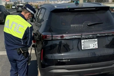 В Чебоксарах автоинспекторы выручили женщину-водителя