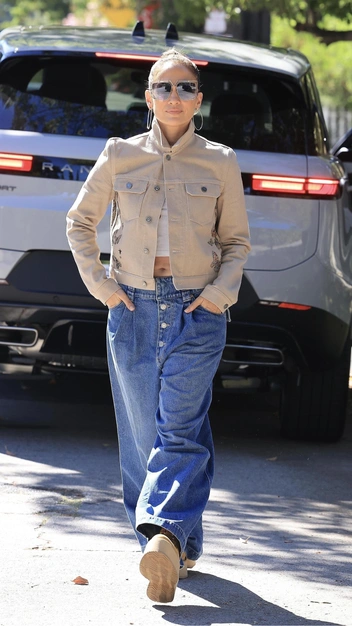 Дженнифер Лопес показала, с чем носить широкие джинсы — этот секрет знают истинные модницы | marieclaire.ru