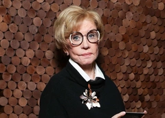 Платиновый блонд, ярко-красная помада, изумрудное колье: 83-летняя Вера Алентова поразила новым образом
