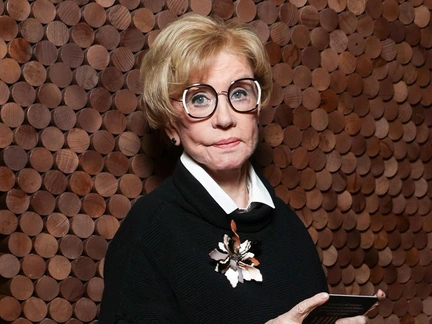 Платиновый блонд, ярко-красная помада, изумрудное колье: 83-летняя Вера Алентова поразила новым образом