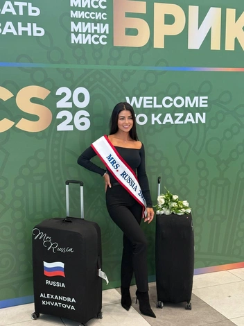 В номинации Mrs Россию представит Александра Хватова, Mrs World Russia 2025. Ей 37 лет, у нее трое детей и свое швейное производство
