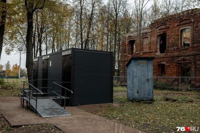 Современный общественный туалет расположен рядом со своим старым предшественником | Источник: Александр Куренной / 76.RU