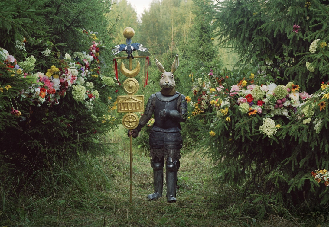 Сергей Сонин и Елена Самородова. «Рыцарь Земли с гирляндами». Цифровая фотография, 2019. | Источник: Пресс-служба музея