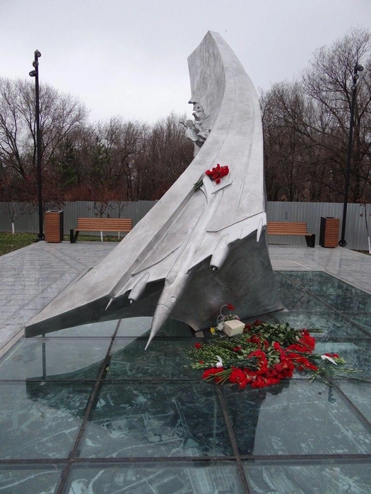 Памятник Борису Капустину в Ростове. Под стеклом — карта Берлина | Источник: Ростовский областной музей краеведения