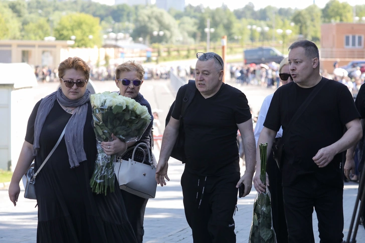 «Папа, вставай!»: дочка Шатунова не сдержала эмоций на похоронах у отца