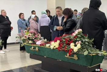 Родственники у гроба покойной | Источник: Николай Сальников / 56.RU