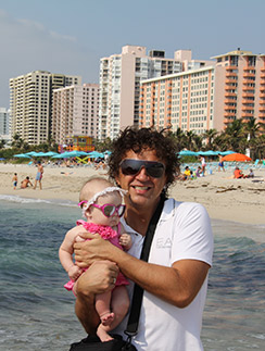 Рома Жуков с  семьей не раз   отдыхал в Майами   еще до того, как   купил здесь жилье.   На фото: певец с   дочкой Софией-  Викторией, май   2011 года