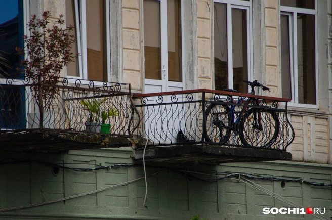 Сухум умеет быть красивым даже в своей печали. Полуразрушенные балконы не уродуют город — они делают его живым, настоящим | Источник: SOCHI1.RU