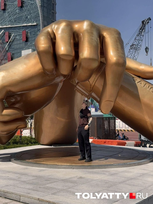 Эта скульптурная композиция посвящена песне к-рор-айдола PSY и танцу из его клипа. Певец был против установки памятника, а местные жители назвали скульптуру уродливой и неоправданно дорогой. Но туристам она, наоборот, понравилась | Источник: Дмитрий Глазков