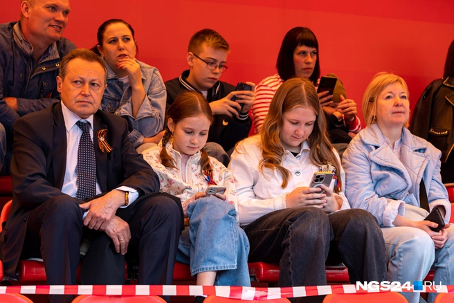 Акбулатов на шествии 9 Мая в 2025 году | Источник: Мария Ленц / NGS24.RU