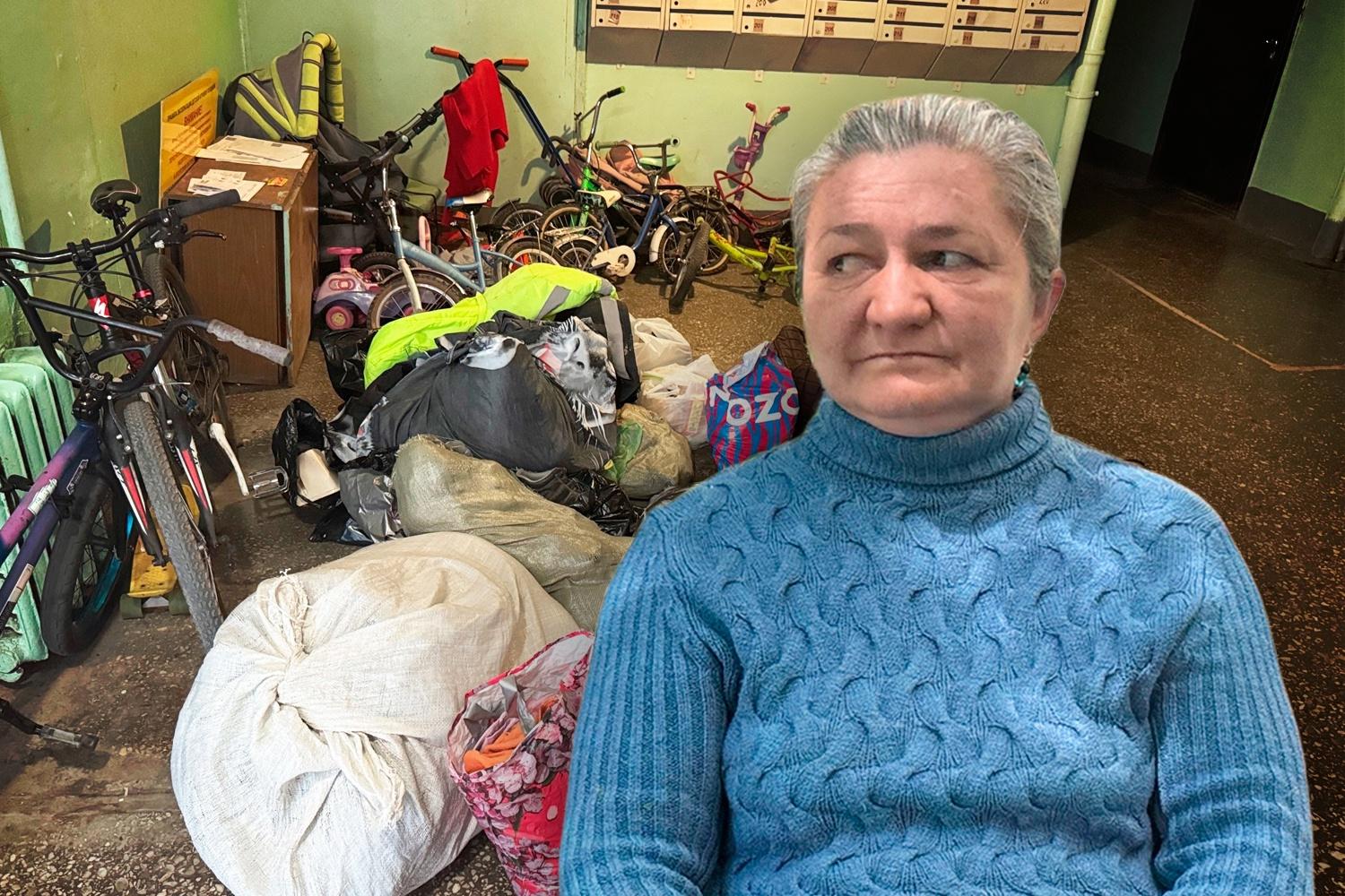 В Тюмени пара бездомных поселились в подъезде. Они спят и едят на горе вещей