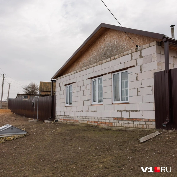 Судя по беспорядку в доме, там что-то активно искали | Источник: Алексей Волхонский / V1.RU