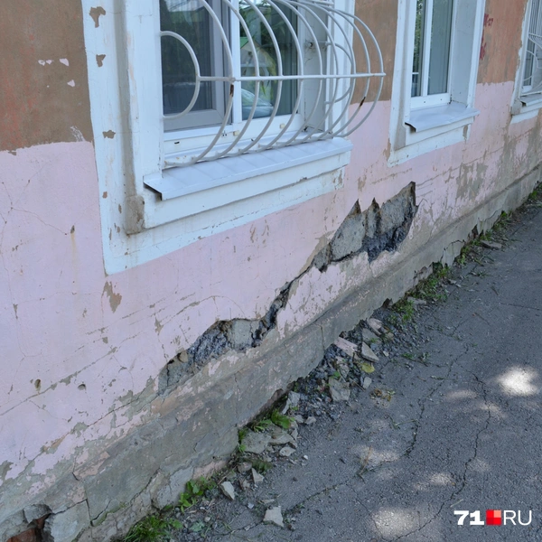 Отваливаются крупные куски фасада | Источник: Максим Улитов / 71.RU