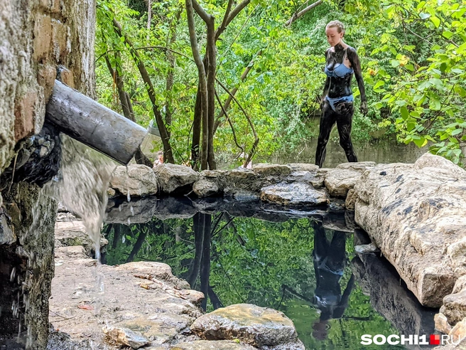 Вода из заброшенной скважины стекала в небольшое озерцо, где люди устраивали себе бесплатное SPA | Источник: Оксана Витязь