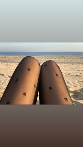«Идеальные ножки»: стройная Ольга Зуева устроила дефиле в мини и колготках Chanel на диком пляже