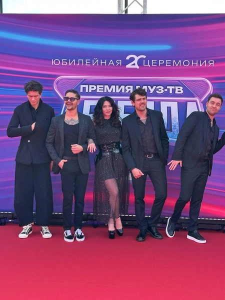 The Hatters подобрали костюмы в одной цветовой гамме