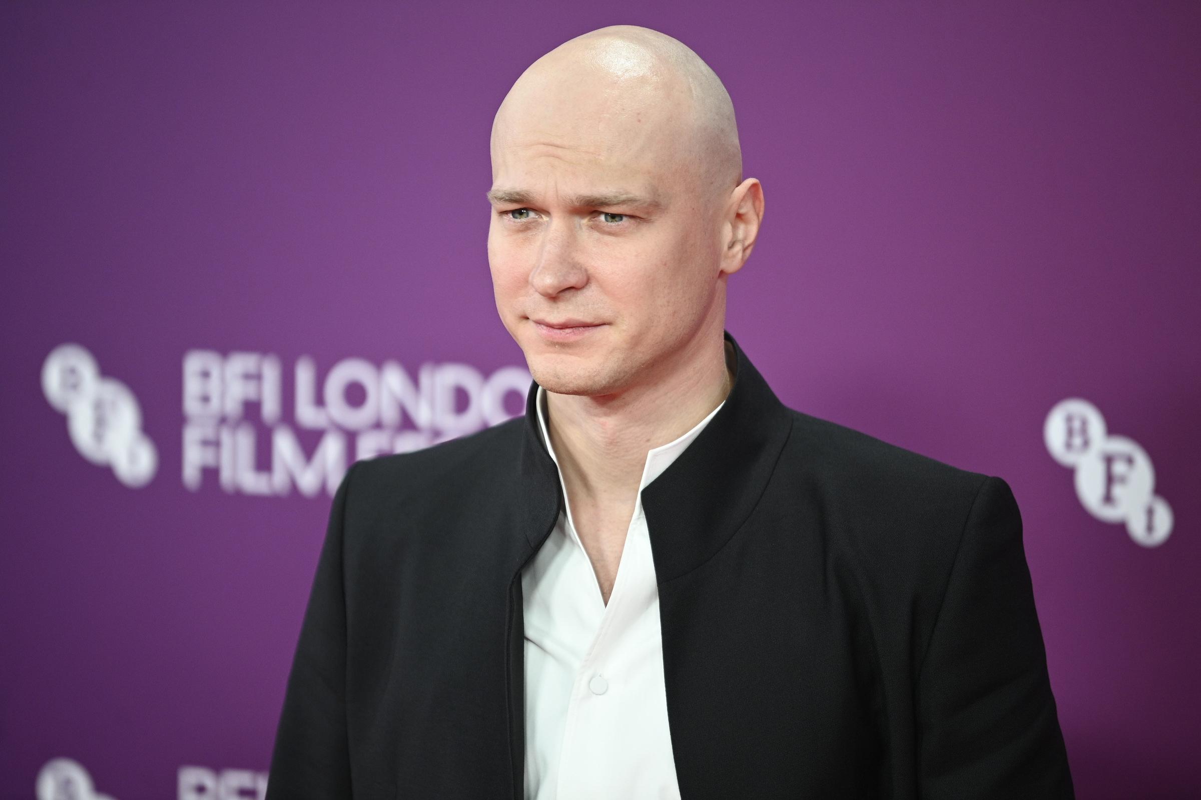 Юра Борисов появился без жены на премьере &laquo;Искусственного интеллекта&raquo; в Лондоне