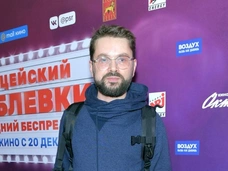 Бросил жену ради Машковой, а той изменил с Каштановой. Метания Артема Семакина, снова ставшего отцом в 42
