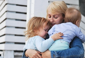 «В разводе, тяну двух детей. Переписываюсь с мужчиной, якобы любит, но не может приехать. Что скажете про такое?»