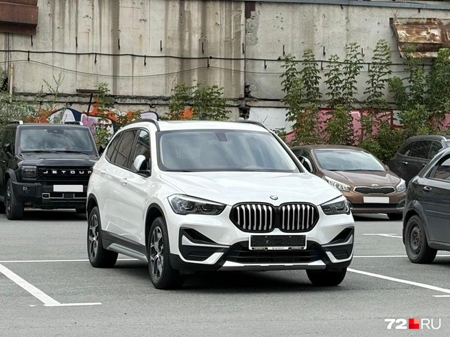 Белый BMW X1&nbsp;— самый компактный автомобиль среди кроссоверов нашей подборки | Источник: 72.RU