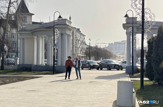 Сегодня хочется просто стоять и наслаждаться солнышком | Источник: Виктория Улитова / YA62.RU