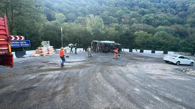 Из-за разлива ГСМ на повороте было скользко. Дорогу очистили | Источник: ФКУ «Черноморье»