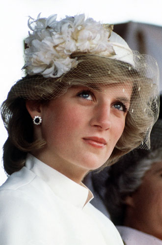 1983Диана в костюме Jasper Conran и шляпе John Boyd. Принцесса выбрала наряд для визита в Тасманию 31 марта 1983.