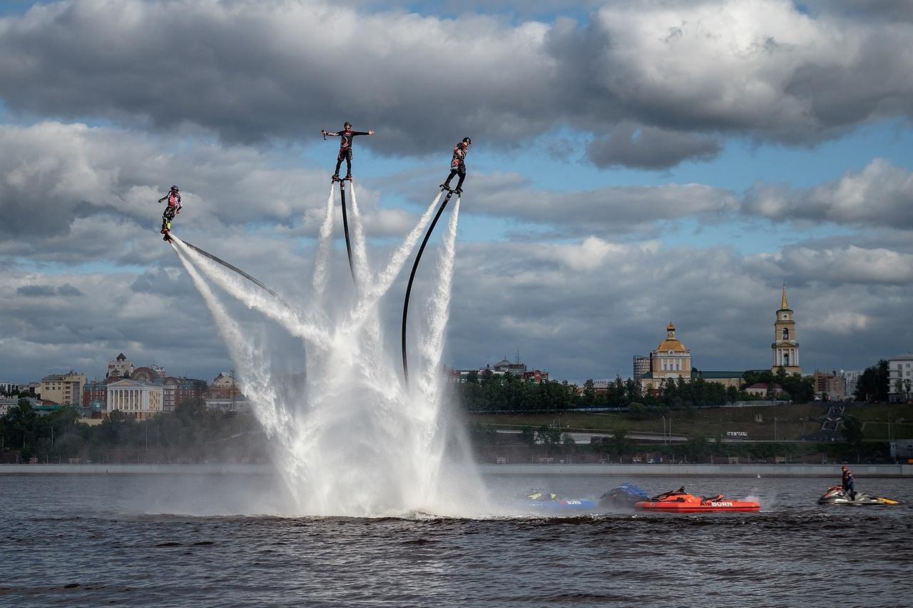 На набережной Перми в праздники будет фестиваль с летающими акробатами и костюмированным заплывом на сапах: программа