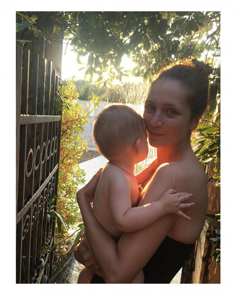 42-летняя Виктория Исакова выложила фото с пляжа и показала подросшую дочь