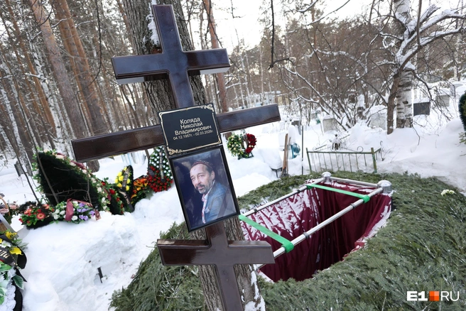 Захоронение Николая Коляды находится рядом со входом на кладбище | Источник: Владислав Лоншаков / E1.RU