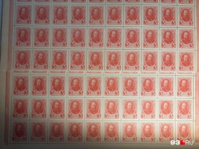 Марки были дешевыми в производстве, их печатали на больших листах | Источник: Екатерина Подымова / 93.RU