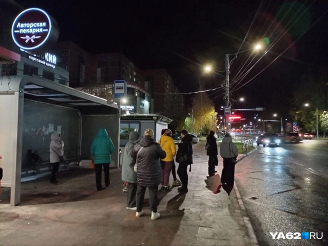 Горожане собрались в ожидании автобуса | Источник: Анастасия Фокина / YA62.RU