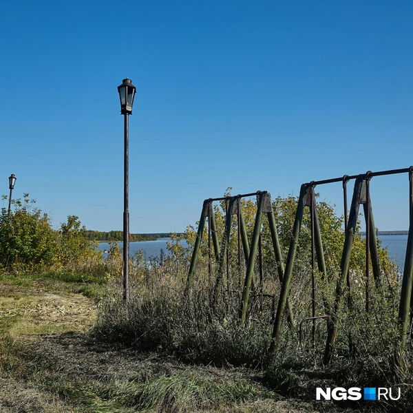 На берегу в Антонове раньше располагались базы отдыха новосибирских предприятий. Сейчас эта земля в частной собственности | Источник: Александр Ощепков / NGS.ru