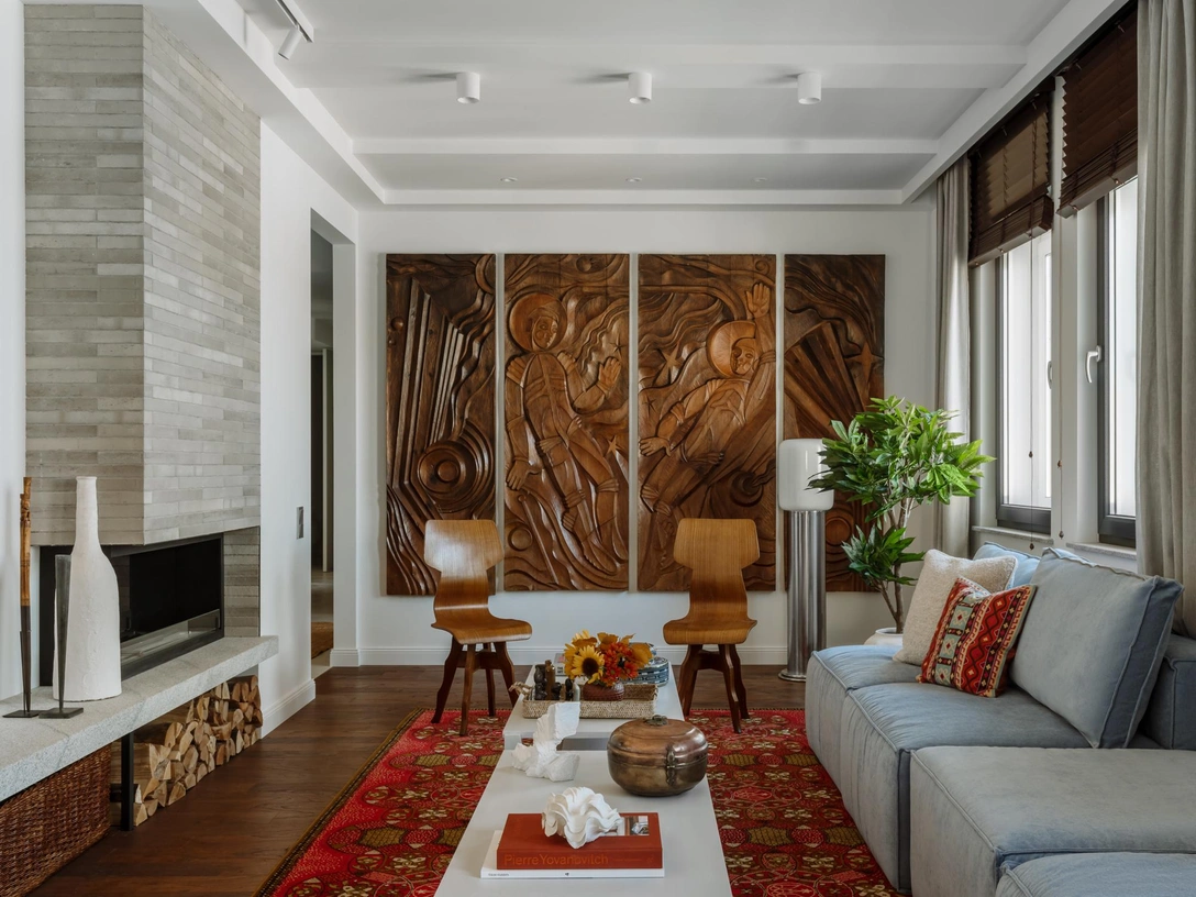 Гостиная. Винтажная мебель и декор, предметы современного искусства и элементы ready-made превратили сложное по геометрии пространство в комфортное жилье для большой семьи. | Источник: Ольга Шангина-Лестерлен. Стиль: Александра Пыленкова