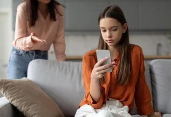 «Дочь-подросток не ходит в школу. Клянется, что будет посещать занятия, но не сдерживает обещаний»