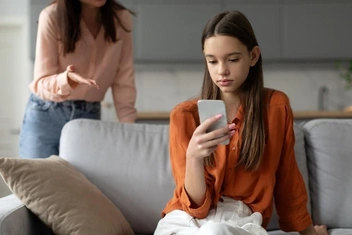 «Дочь-подросток не ходит в школу. Клянется, что будет посещать занятия, но не сдерживает обещаний»