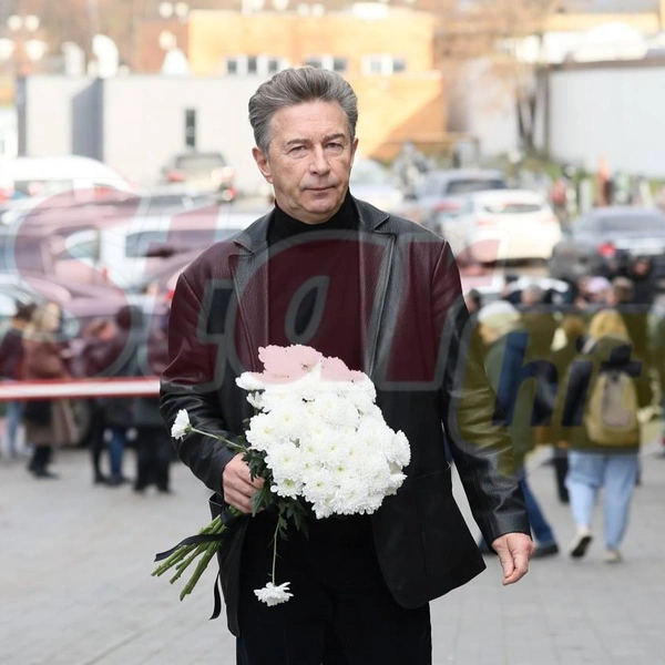 Букет белоснежных цветов принес Валерий Сюткин