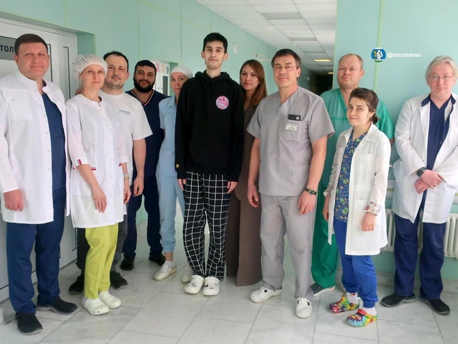 Пациент и медицинская команда, принявшая участие в его спасении. | Источник: свердловский Минздрав