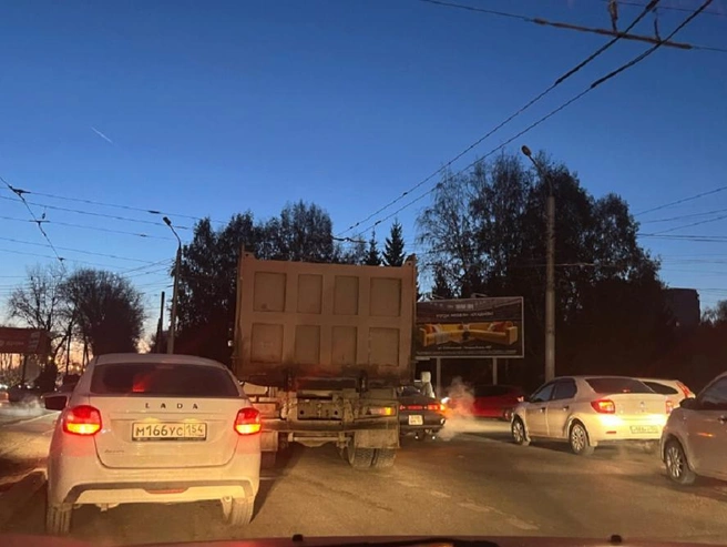 Жители Новосибирска публикуют снимки из дорожных заторов | Источник: Ne Stas/2ГИС