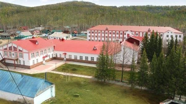 Вокруг&nbsp;— леса и горы | Источник: Torgi.gov.ru